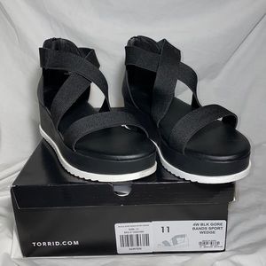 Torrid 11 w black gore bands sport wedge sandals